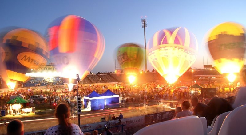 Balonowe widowisko na stadionie (zdjęcia)