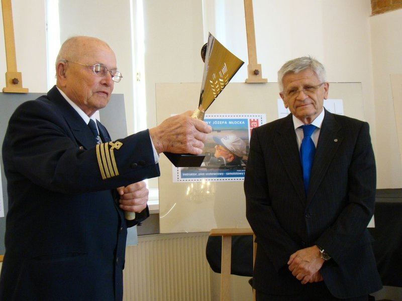Latająca poczta. Symbol Leszna (kilka zdjęć)
