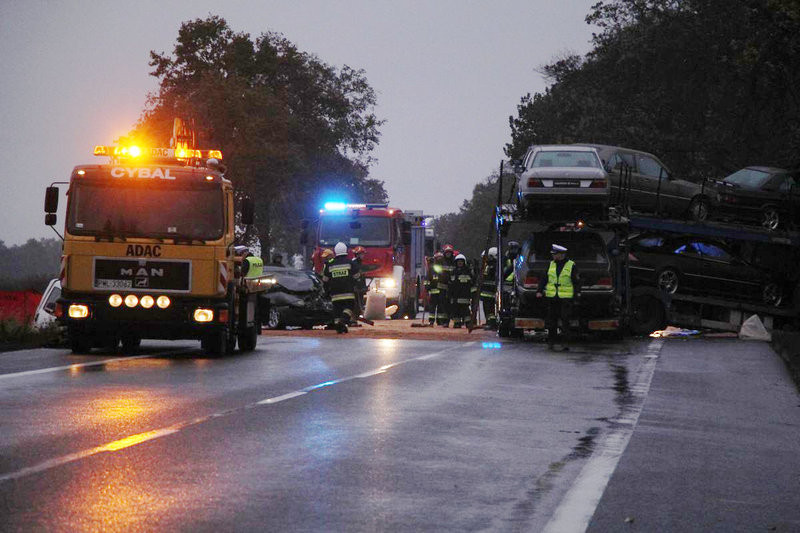 Zderzenie trzech pojazdów, jedna osoba nie żyje (zdjęcia i wideo)