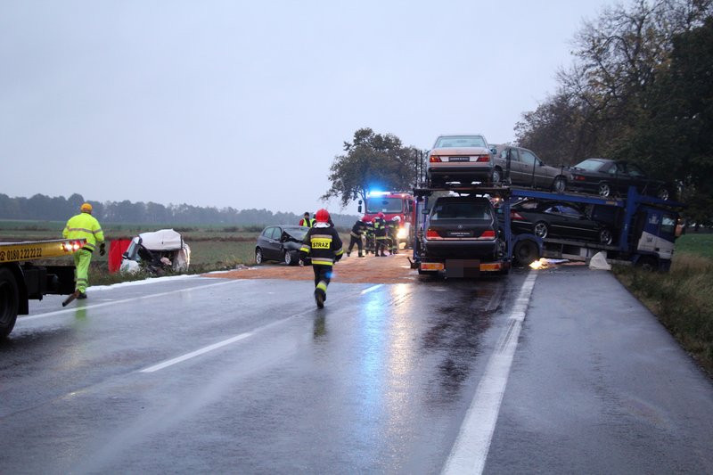 Zderzenie trzech pojazdów, jedna osoba nie żyje (zdjęcia i wideo)