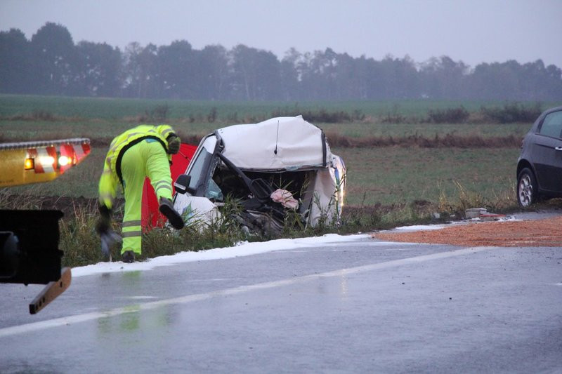Zderzenie trzech pojazdów, jedna osoba nie żyje (zdjęcia i wideo)