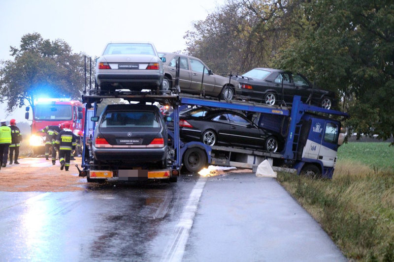 Zderzenie trzech pojazdów, jedna osoba nie żyje (zdjęcia i wideo)