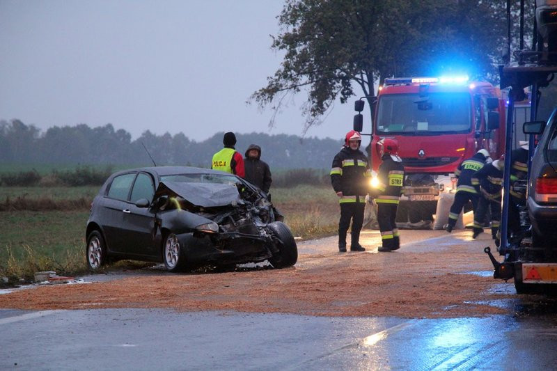 Zderzenie trzech pojazdów, jedna osoba nie żyje (zdjęcia i wideo)
