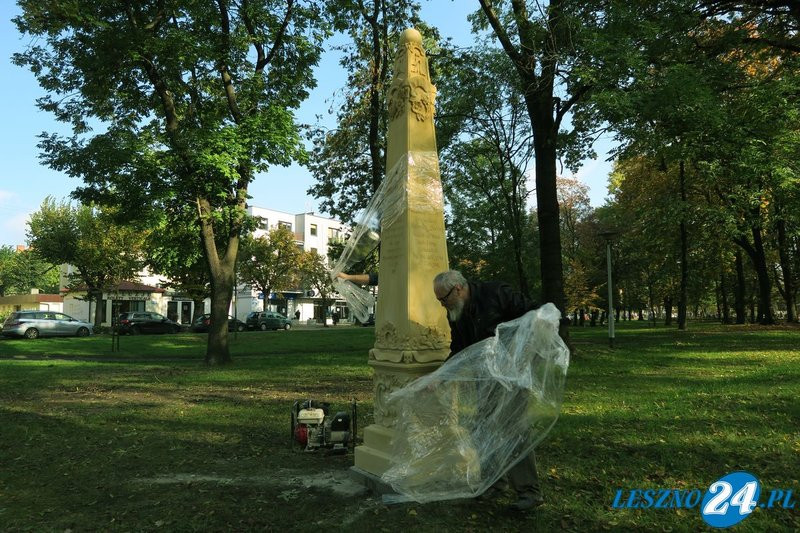 W Parku Jonstona stanął pamiątkowy obelisk (dźwięk i zdjęcia)