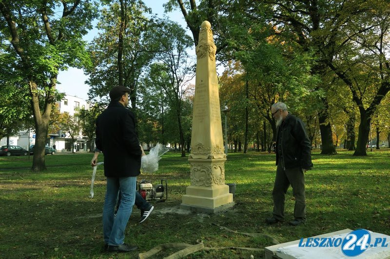 W Parku Jonstona stanął pamiątkowy obelisk (dźwięk i zdjęcia)