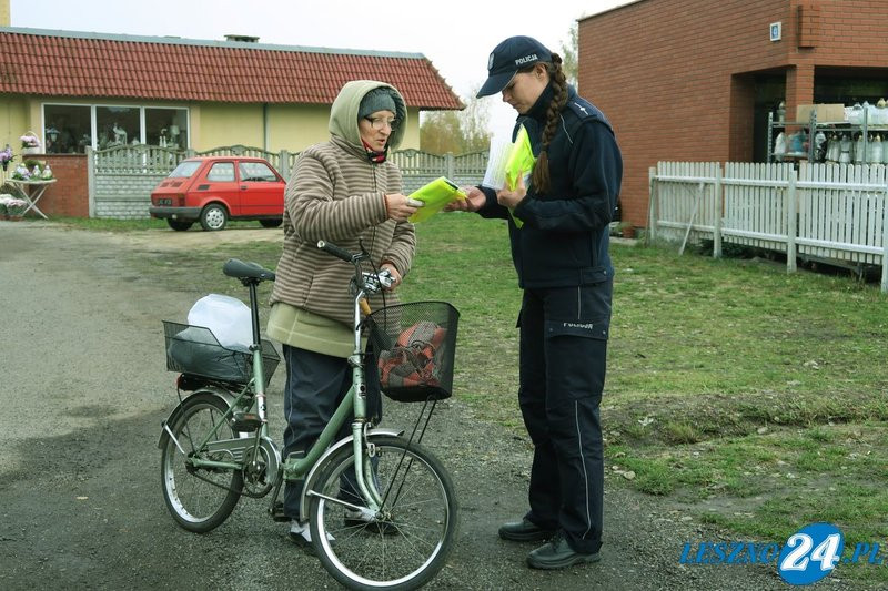 Policja rozdaje odblaski pod cmentarzami (wideo i zdjęcia)