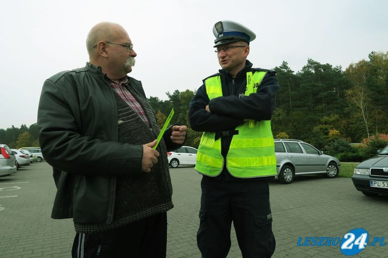 Policja rozdaje odblaski pod cmentarzami (wideo i zdjęcia)