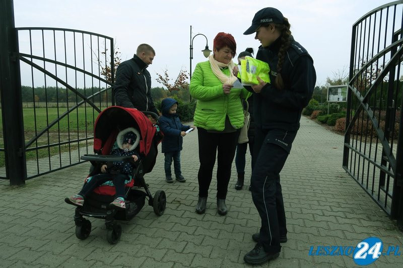 Policja rozdaje odblaski pod cmentarzami (wideo i zdjęcia)