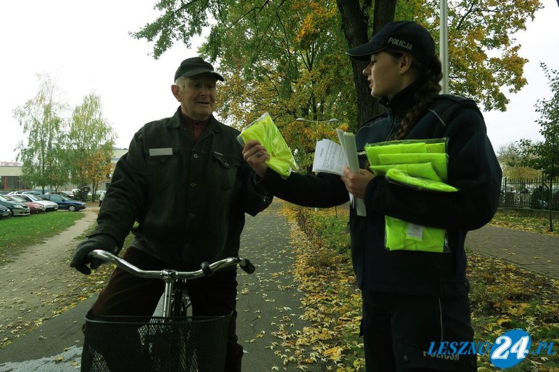 Policja rozdaje odblaski pod cmentarzami (wideo i zdjęcia)