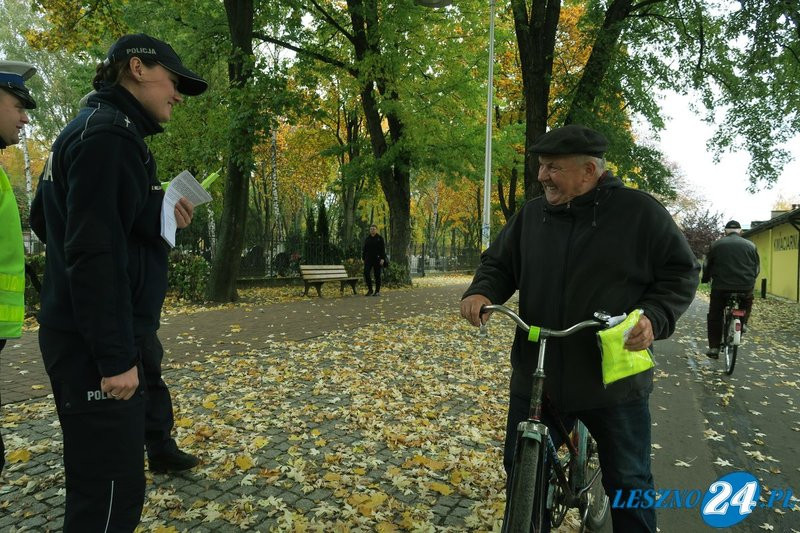 Policja rozdaje odblaski pod cmentarzami (wideo i zdjęcia)