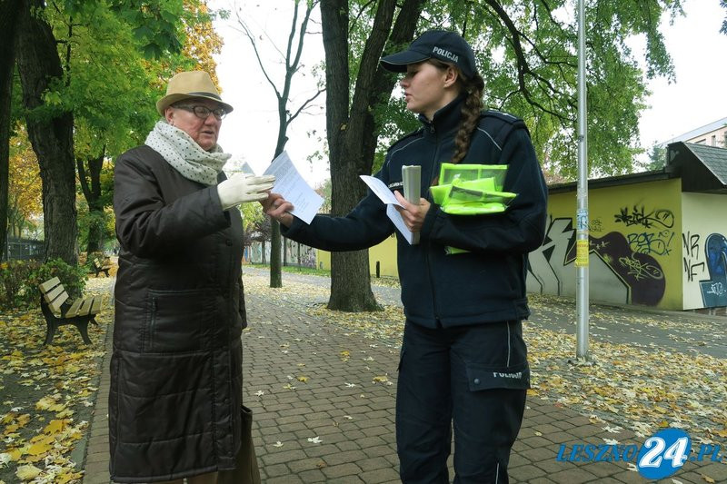 Policja rozdaje odblaski pod cmentarzami (wideo i zdjęcia)