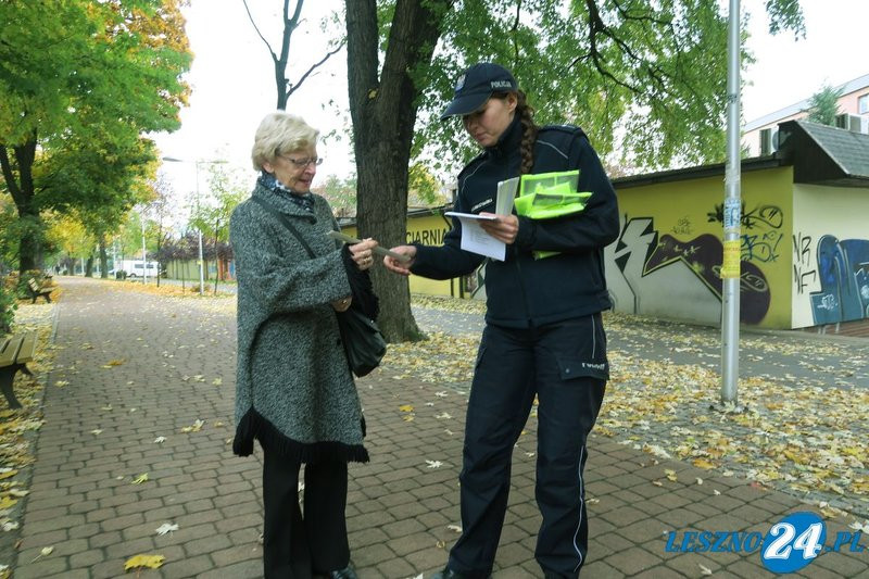 Policja rozdaje odblaski pod cmentarzami (wideo i zdjęcia)