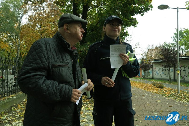 Policja rozdaje odblaski pod cmentarzami (wideo i zdjęcia)