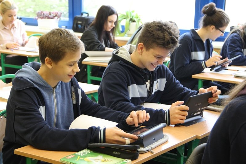 Uczniowie z chęcią korzystają z tabletów (zdjęcia)