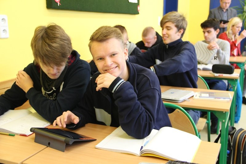 Uczniowie z chęcią korzystają z tabletów (zdjęcia)