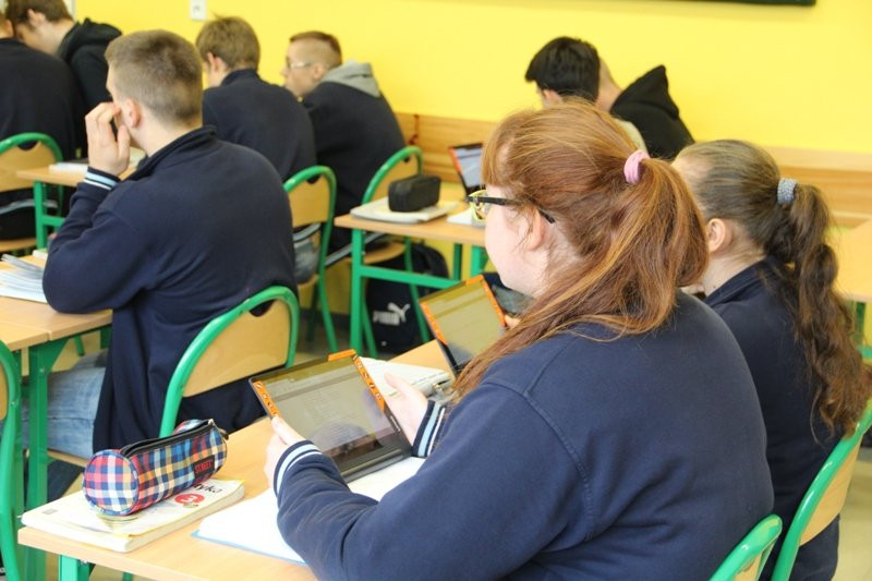 Uczniowie z chęcią korzystają z tabletów (zdjęcia)