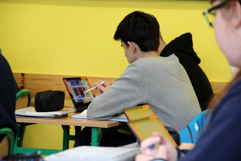 Uczniowie z chęcią korzystają z tabletów (zdjęcia)
