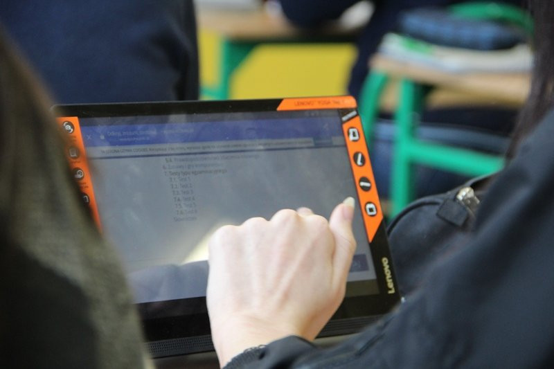 Uczniowie z chęcią korzystają z tabletów (zdjęcia)