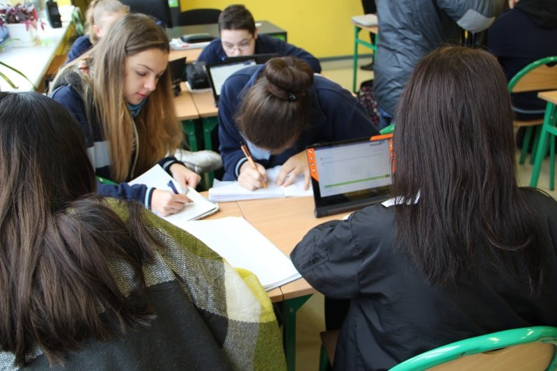 Uczniowie z chęcią korzystają z tabletów (zdjęcia)