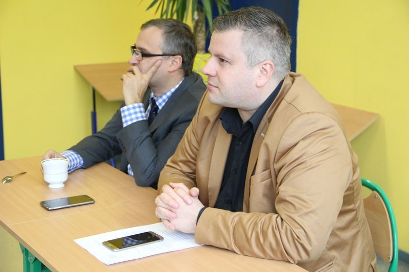 Uczniowie z chęcią korzystają z tabletów (zdjęcia)
