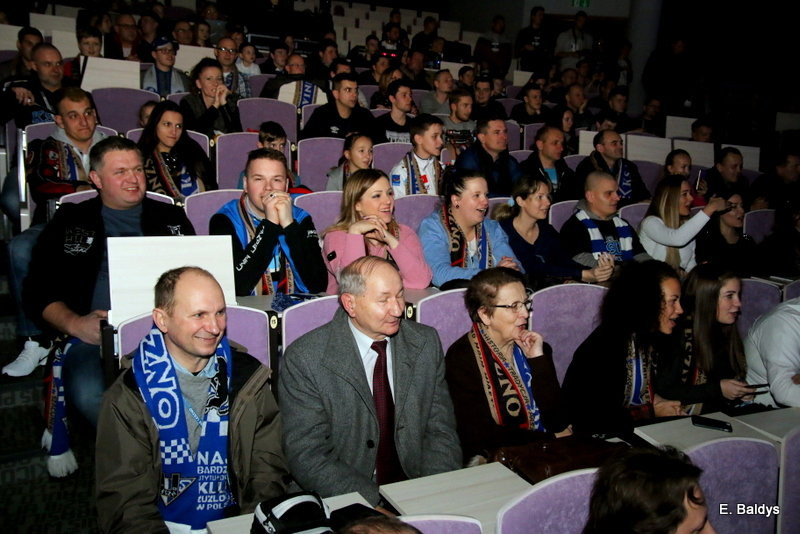 Ultrasi wracają na stadion (zdjęcia)