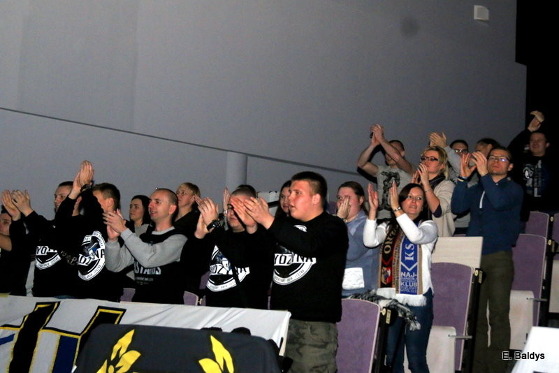 Ultrasi wracają na stadion (zdjęcia)