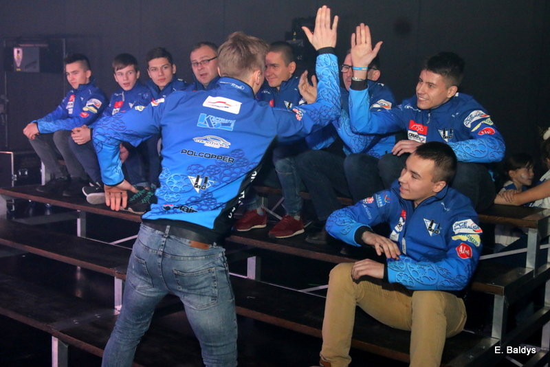 Ultrasi wracają na stadion (zdjęcia)