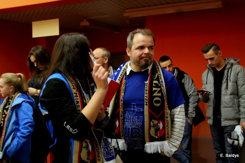 Ultrasi wracają na stadion (zdjęcia)