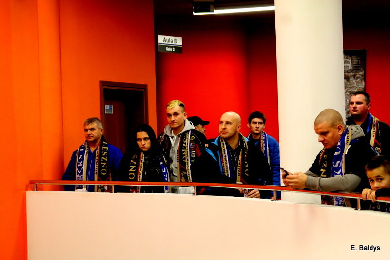 Ultrasi wracają na stadion (zdjęcia)