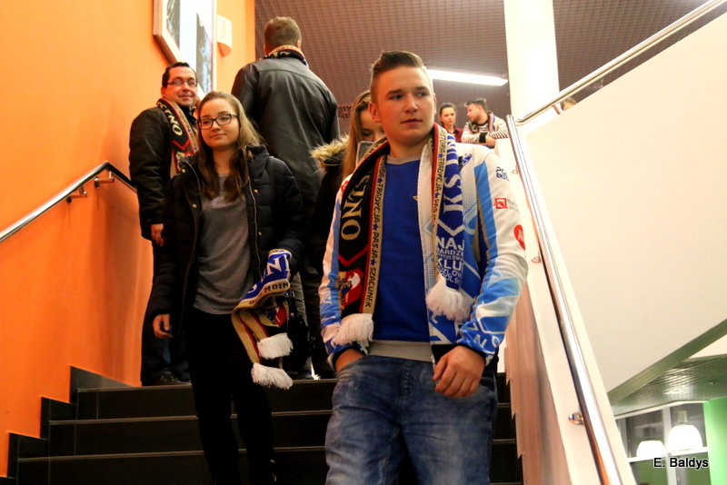 Ultrasi wracają na stadion (zdjęcia)