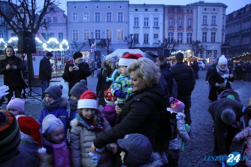 Choinka rozbłysła setkami światełek (wideo i zdjęcia)