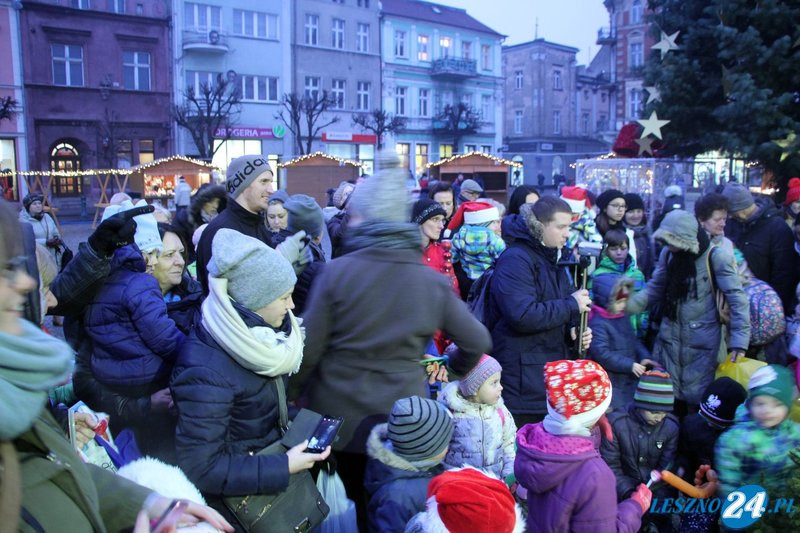 Choinka rozbłysła setkami światełek (wideo i zdjęcia)