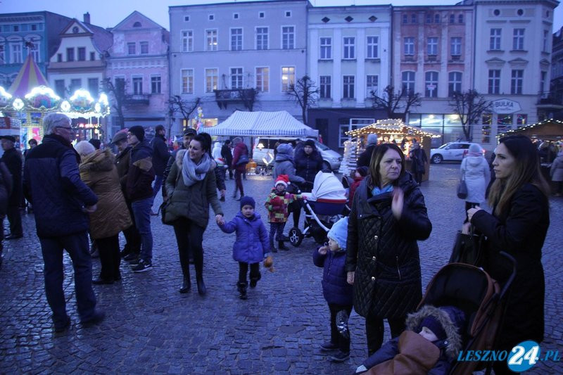 Choinka rozbłysła setkami światełek (wideo i zdjęcia)