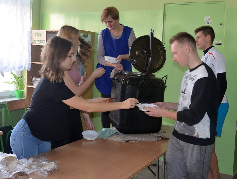 Rewelacyjna grochówka na mecie (zdjęcia)