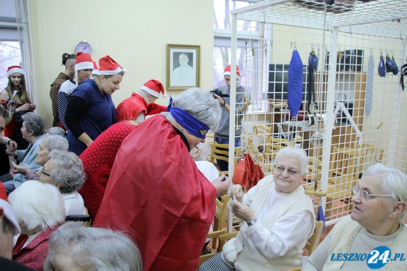 Starsi ludzie nie pozostali sami (zdjęcia)