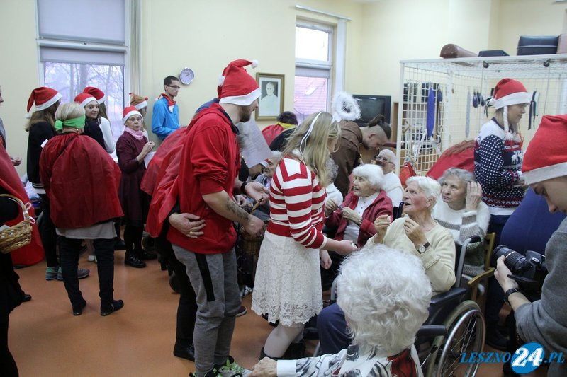 Starsi ludzie nie pozostali sami (zdjęcia)