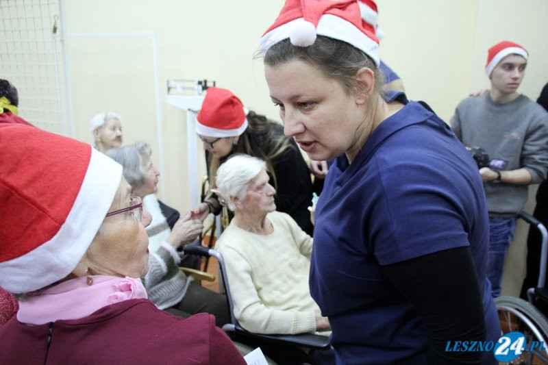 Starsi ludzie nie pozostali sami (zdjęcia)