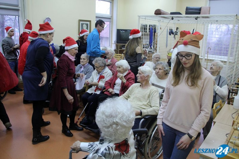 Starsi ludzie nie pozostali sami (zdjęcia)