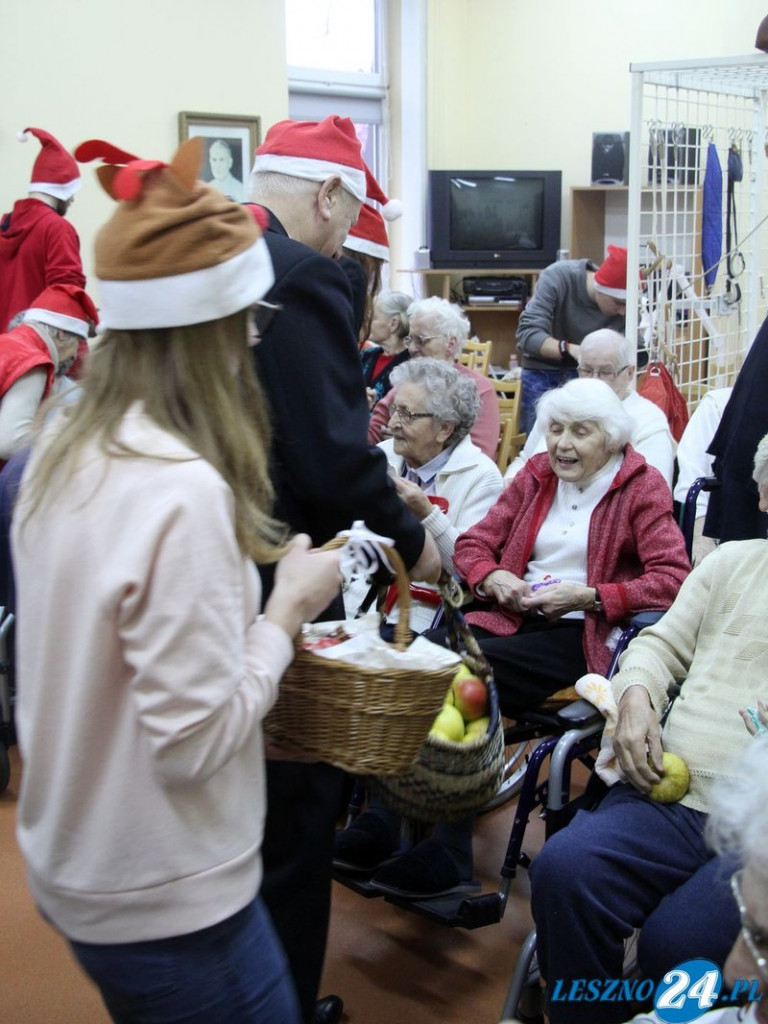 Starsi ludzie nie pozostali sami (zdjęcia)