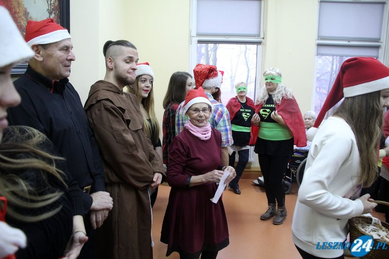 Starsi ludzie nie pozostali sami (zdjęcia)