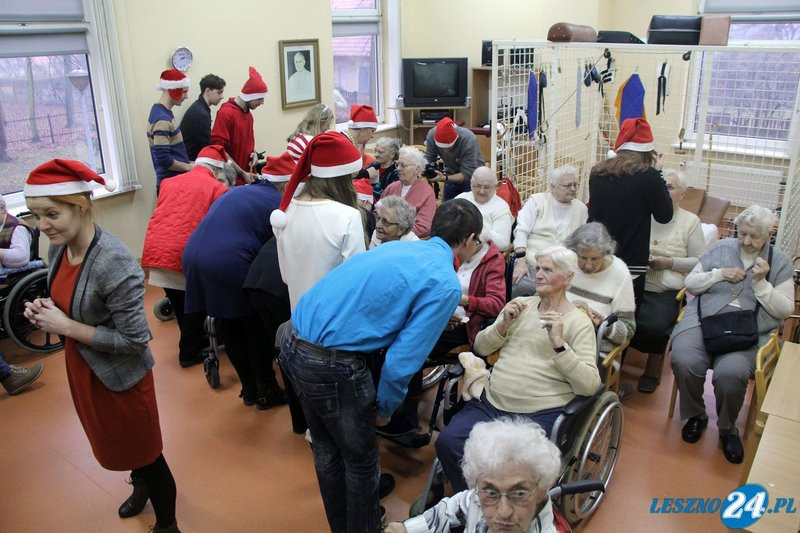 Starsi ludzie nie pozostali sami (zdjęcia)