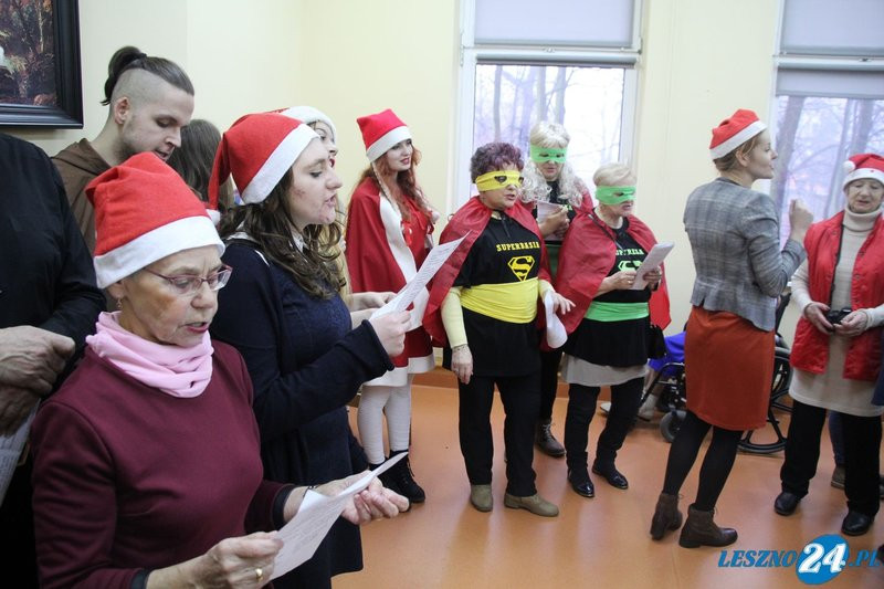 Starsi ludzie nie pozostali sami (zdjęcia)