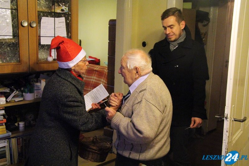 Starsi ludzie nie pozostali sami (zdjęcia)