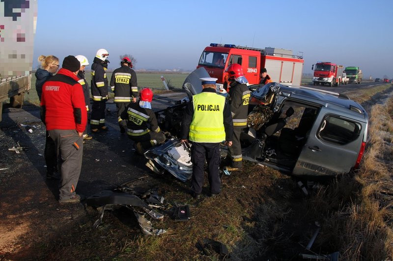 Kierowca zakleszczony w aucie, z ciężarówki wyciekał olej (dźwięk i zdjęcia)