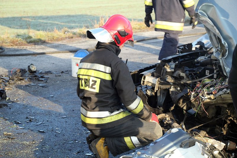 Kierowca zakleszczony w aucie, z ciężarówki wyciekał olej (dźwięk i zdjęcia)