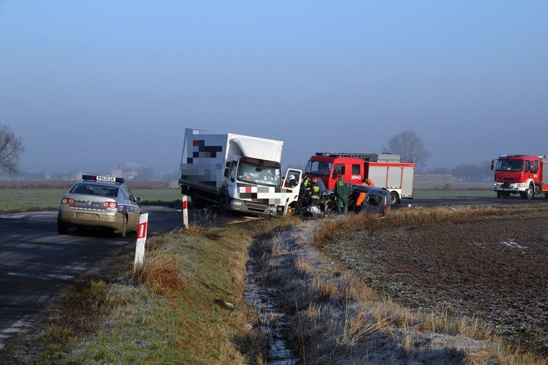Kierowca zakleszczony w aucie, z ciężarówki wyciekał olej (dźwięk i zdjęcia)