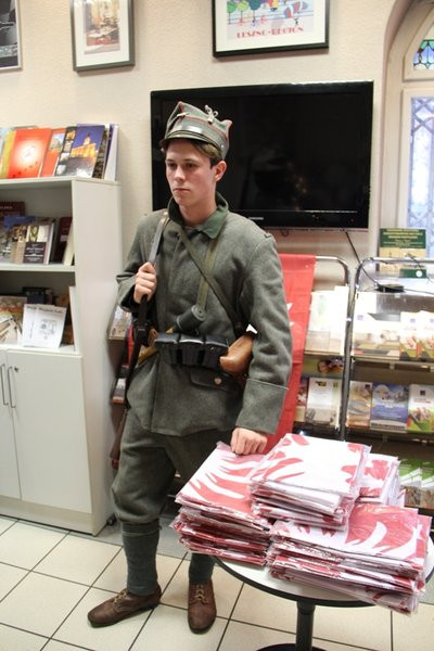 Flagi powstańcze rozdane (zdjęcia)