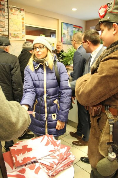 Flagi powstańcze rozdane (zdjęcia)