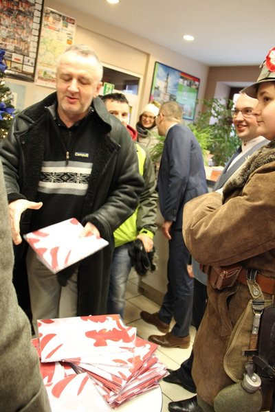 Flagi powstańcze rozdane (zdjęcia)