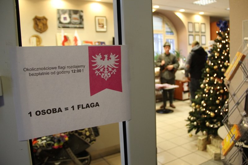 Flagi powstańcze rozdane (zdjęcia)